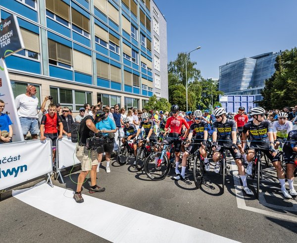 Start 1. etapy Czech Tour na Vítězném náměstí v Praze.
