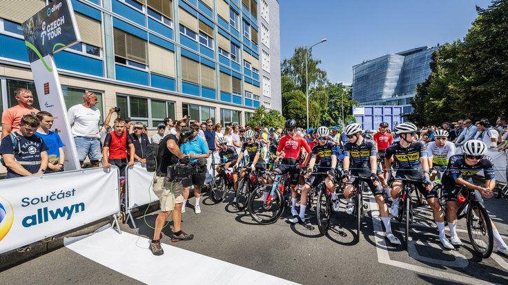 Start 1. etapy Czech Tour na Vítězném náměstí v Praze.