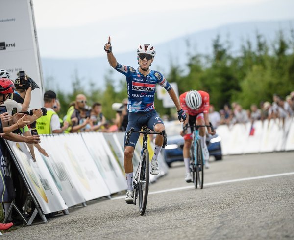 Belgičan Lecerf oslavuje triumf na Dlouhých Stráních.