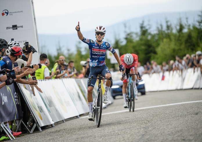 Belgičan Lecerf oslavuje triumf na Dlouhých Stráních.