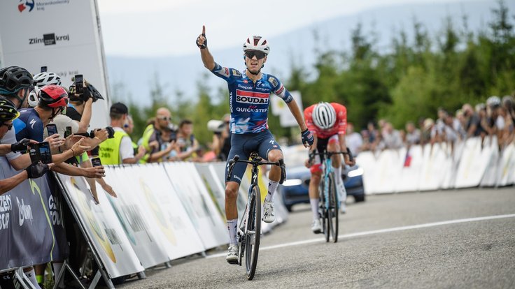 Belgičan Lecerf oslavuje triumf na Dlouhých Stráních.