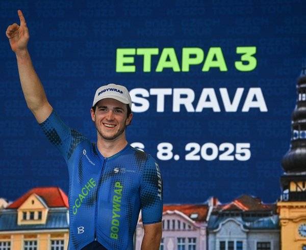 Liam Walsh se raduje z vítězství v sobotní etapě Czech Tour.