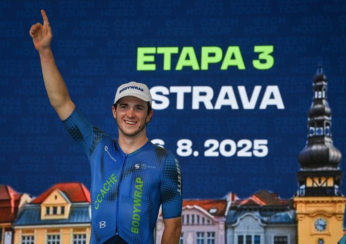 Liam Walsh se raduje z vítězství v sobotní etapě Czech Tour.