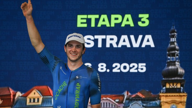 Liam Walsh se raduje z vítězství v sobotní etapě Czech Tour.