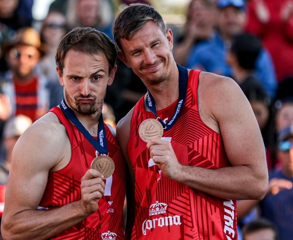 Ondřej Perušič a David Schweiner s bronzovými medailemi v Montrealu.