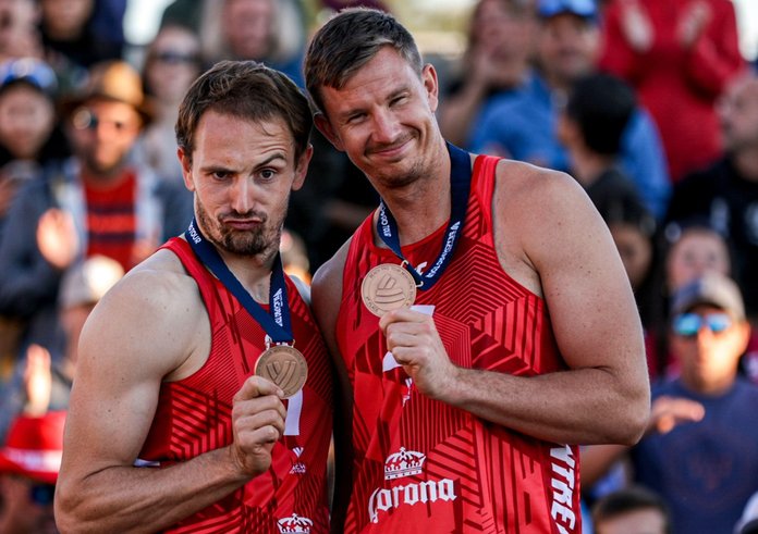 Ondřej Perušič a David Schweiner s bronzovými medailemi v Montrealu.