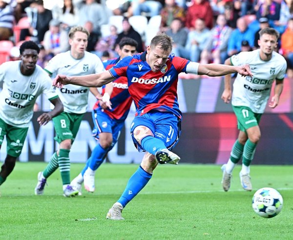 Matěj Vydra skóruje vítěznou penaltu proti Karviné.