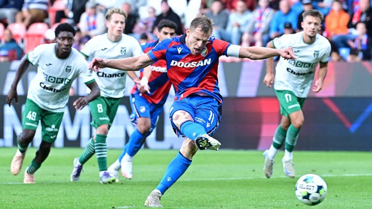 Matěj Vydra skóruje vítěznou penaltu proti Karviné.