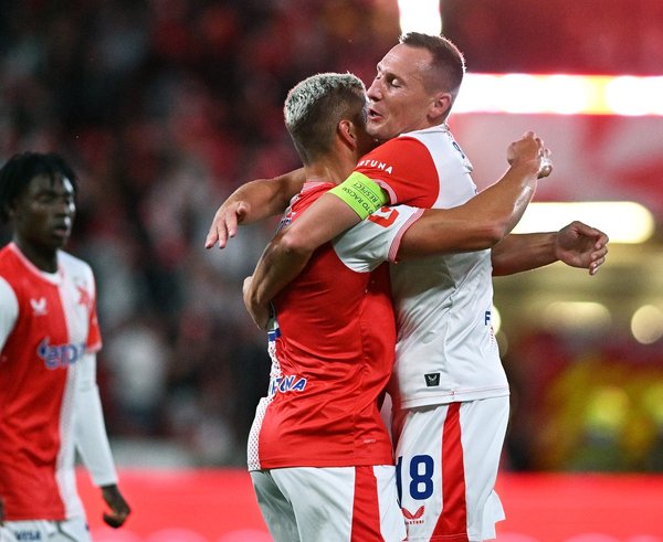 Kapitán Jan Bořil (vpravo) se raduje s Tomášem Holešem po vstřelené brance.