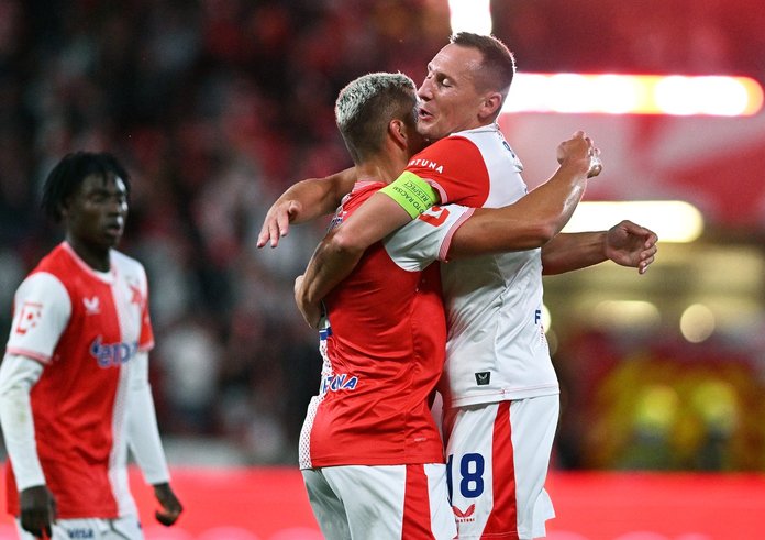 Kapitán Jan Bořil (vpravo) se raduje s Tomášem Holešem po vstřelené brance.