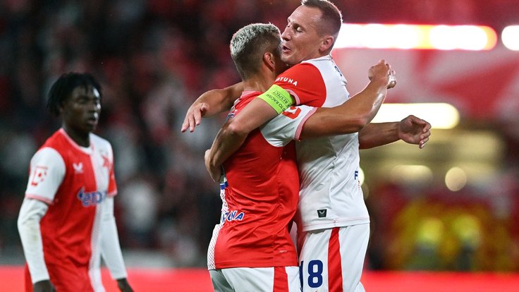 Kapitán Jan Bořil (vpravo) se raduje s Tomášem Holešem po vstřelené brance.