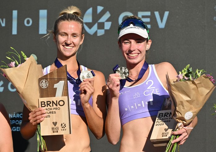 Vítězky turnaje žen, česká dvojice Valerie Dvorníková a Michaela Břínková.