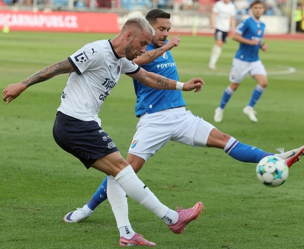 Petr Reinberk (vlevo) ze Slovácka v souboji s Danielem Holzerem z Ostravy.