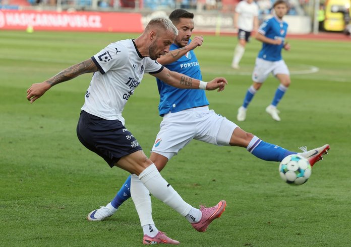 Petr Reinberk (vlevo) ze Slovácka v souboji s Danielem Holzerem z Ostravy.