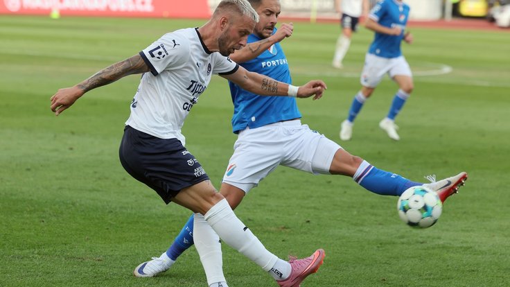 Petr Reinberk (vlevo) ze Slovácka v souboji s Danielem Holzerem z Ostravy.