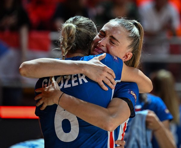 České volejbalistky po porážce s USA, která znamená konec na MS.