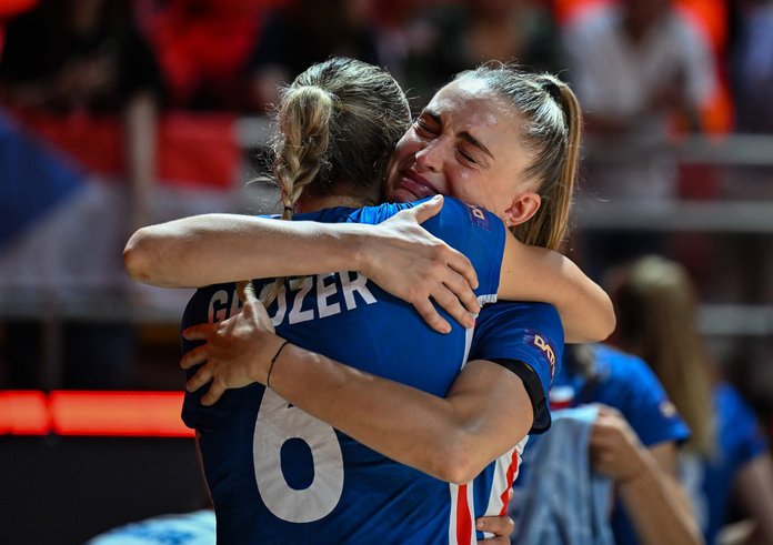 České volejbalistky po porážce s USA, která znamená konec na MS.