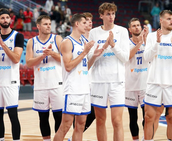 Čeští basketbalisté děkují fanouškům po úvodní prohře s Portugalskem.