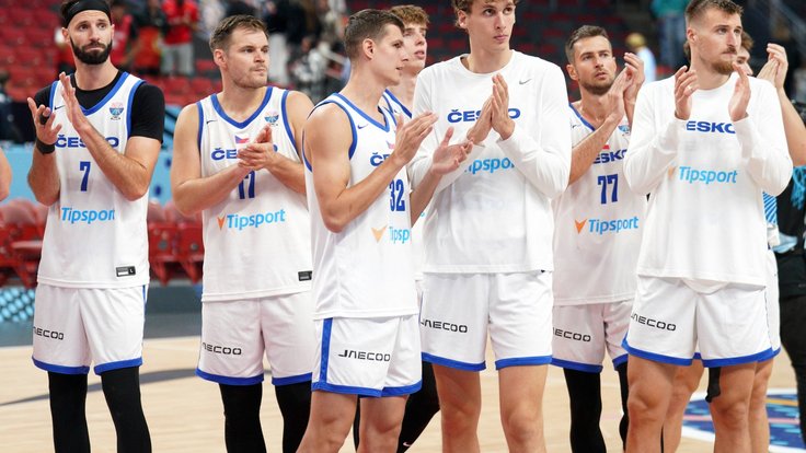 Čeští basketbalisté děkují fanouškům po úvodní prohře s Portugalskem.