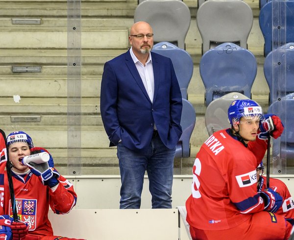 Hlavní trenér Patrik Augusta s Radimem Mrtkou v popředí