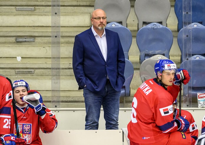 Hlavní trenér Patrik Augusta s Radimem Mrtkou v popředí