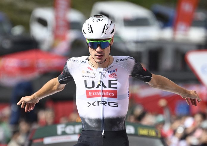 Juan Ayuso při vítězném finiši sedmé etapy v Cerler.