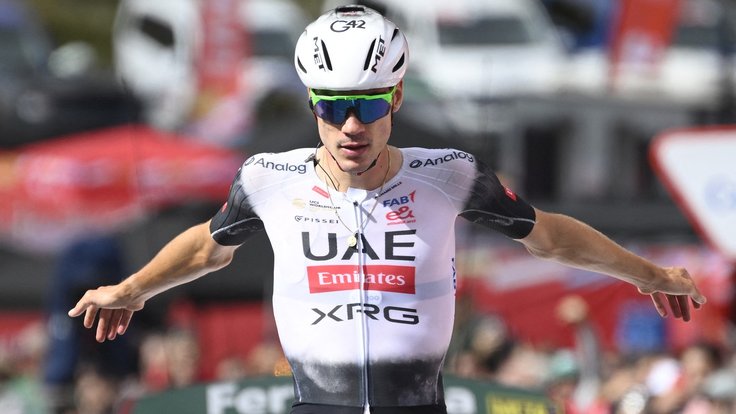 Juan Ayuso při vítězném finiši sedmé etapy v Cerler.