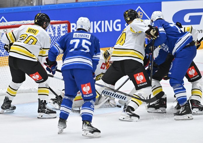 Hokejisté Komety v utkání se švédským týmem Brynäs IF