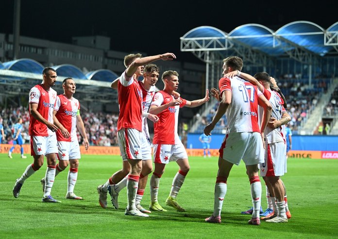 Hráči Slavie se radují ze vstřelené branky proti Mladé Boleslavi.