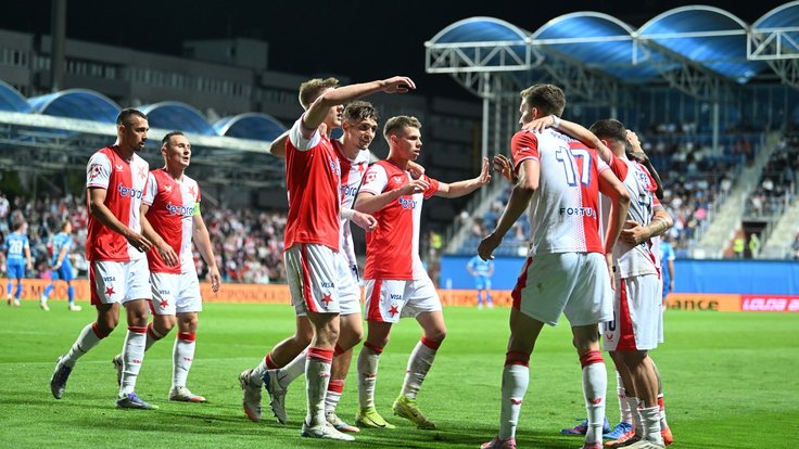 Hráči Slavie se radují ze vstřelené branky proti Mladé Boleslavi.