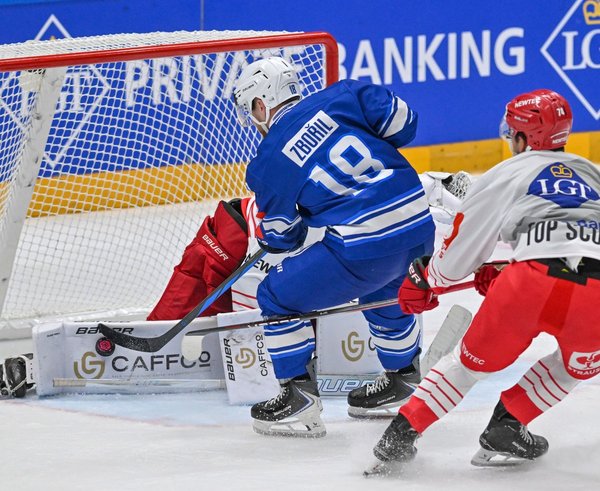 Adam Zbořil před brankářem Niklasem Lundströmem z Odense