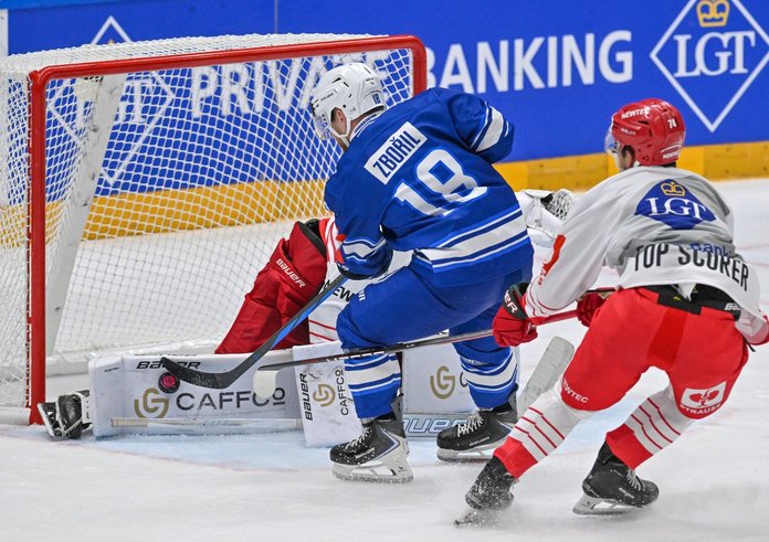 Adam Zbořil před brankářem Niklasem Lundströmem z Odense