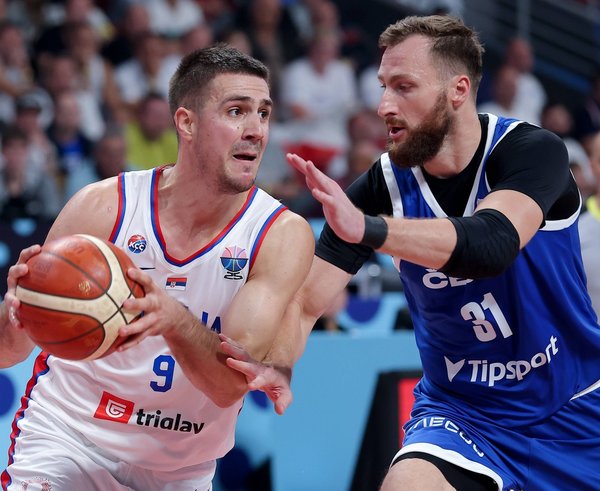 Martin Kříž v souboji s Vanjou Marinkovičem.
