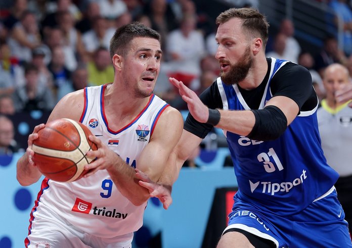 Martin Kříž v souboji s Vanjou Marinkovičem.