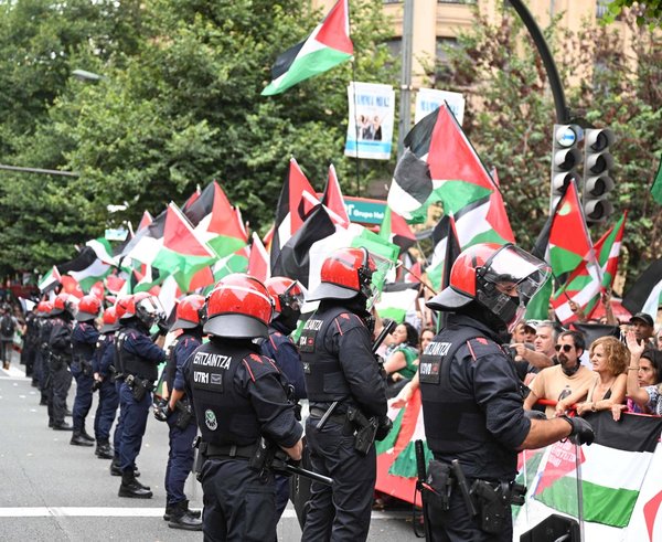 Propalestinští demonstranti a dohlížející pořádkové složky.