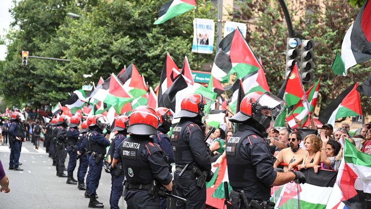 Propalestinští demonstranti a dohlížející pořádkové složky.
