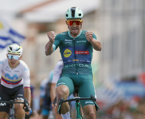 Dán Pedersen oslavuje vítězný spurt 15. etapy.