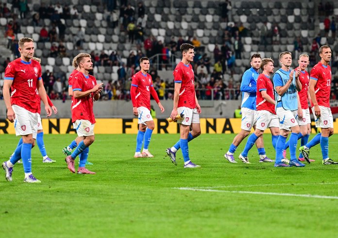 Čeští reprezentanti děkují domácím fanouškům.