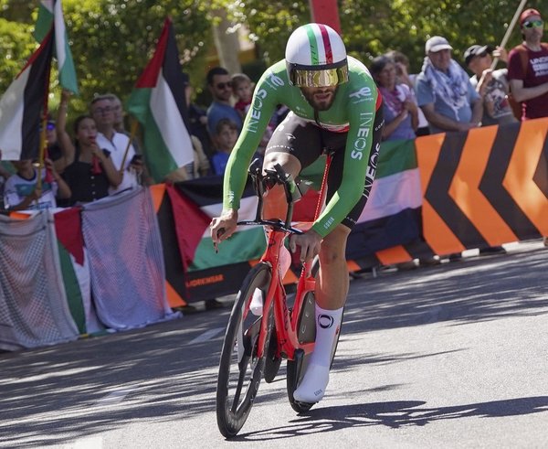 Filippo Ganna na trati 18. etapy letošní Vuelty.
