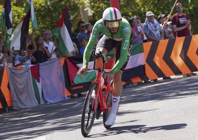 Filippo Ganna na trati 18. etapy letošní Vuelty.