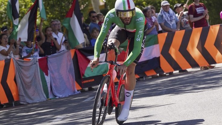 Filippo Ganna na trati 18. etapy letošní Vuelty.