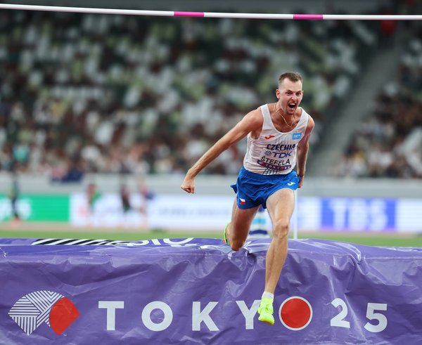 Jan Štefela slaví zisk bronzové medaile.