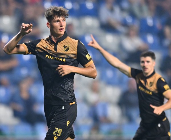 Sedmnáctiletý Jakub Pira slaví svůj první ligový gól.