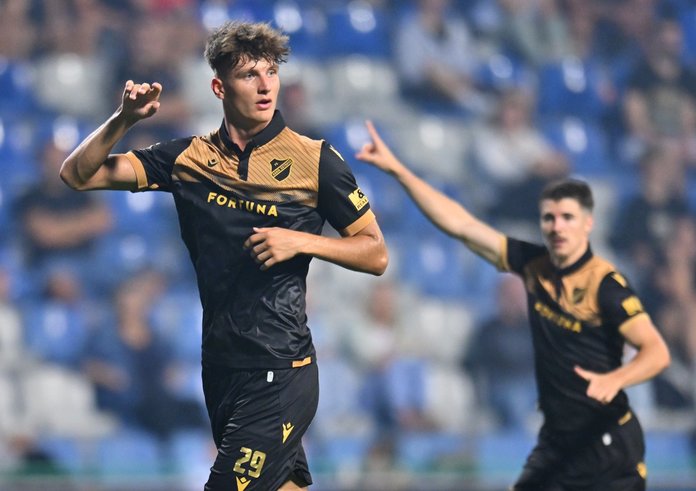Sedmnáctiletý Jakub Pira slaví svůj první ligový gól.