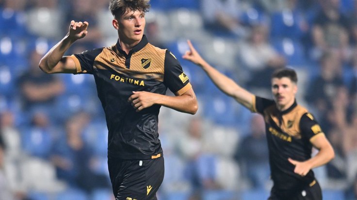 Sedmnáctiletý Jakub Pira slaví svůj první ligový gól.