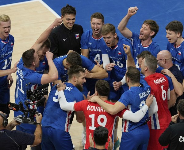 Český reprezentační tým se raduje z postupu do čtvrtfinále MS.