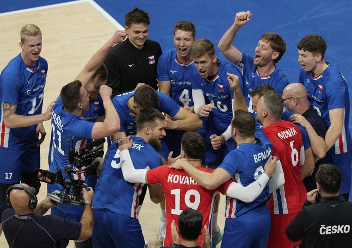 Český reprezentační tým se raduje z postupu do čtvrtfinále MS.