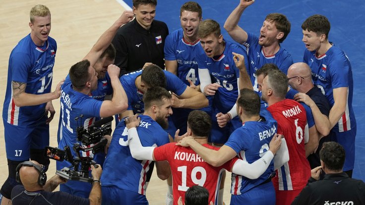 Český reprezentační tým se raduje z postupu do čtvrtfinále MS.