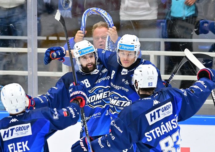 Hokejisté Komety oslavují gól