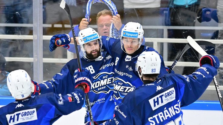 Hokejisté Komety oslavují gól